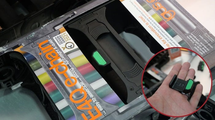 A user-friendly drag chain featuring the simple plastic wear indicator device.