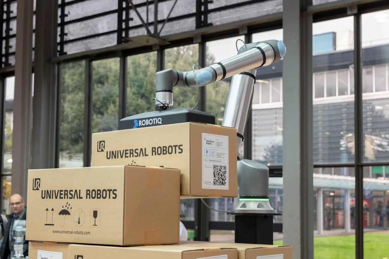 该内部物流解决方案结合了优傲机器人 (Universal Robots) 的 UR 协作机器人、西门子 (Siemens) 的 SIMATIC Robot Pick AI 和 Zivid 的 2+ M130 相机