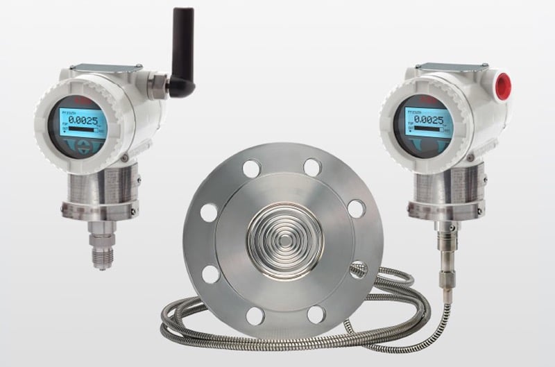 The P-300 holds steady at 0.055% accuracy, whether handling tiny pressure differences or pushing into the high-pressure range.