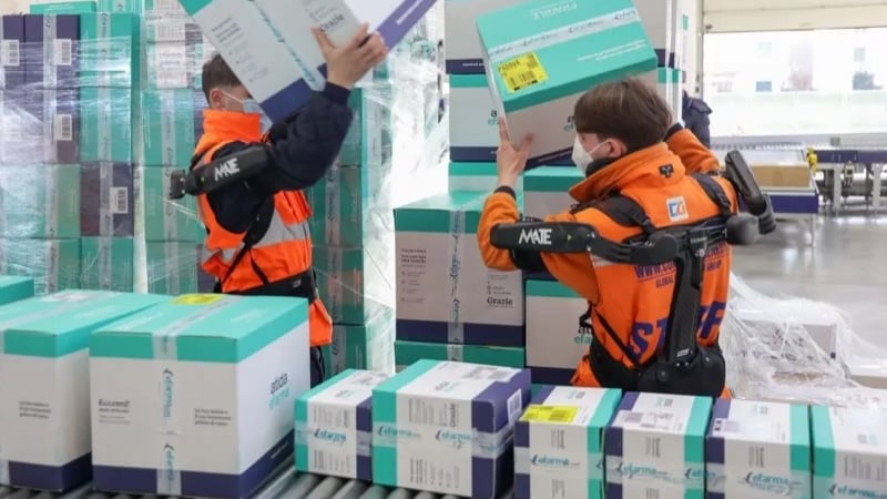 Workers at the Italian logistics company Temi Spa use the MATE-XT upper-limb exoskeleton to handle boxes more safely.