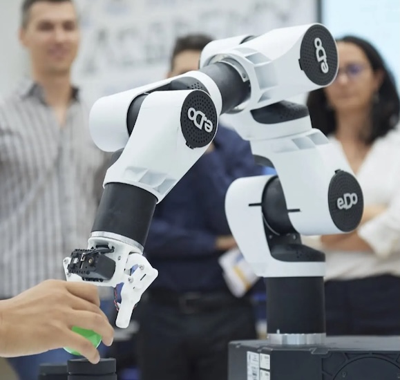 Comau’s 6-axis, 1kg e.DO robot is capable of object manipulation, pick-and-place tasks, moving, and more complex tasks, which makes it an ideal learning tool for budding engineers.
