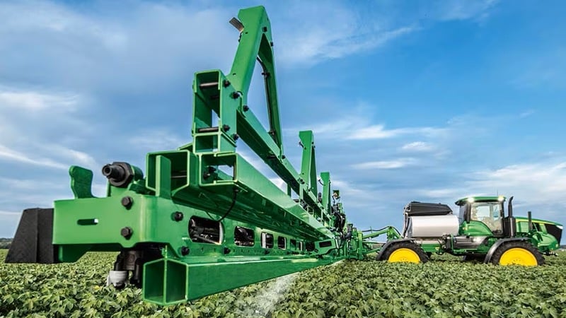 The soaring cost of herbicides and the need for more sustainable management of agricultural land have instigated the natural evolution of John Deere’s precision See & Spray technology.
