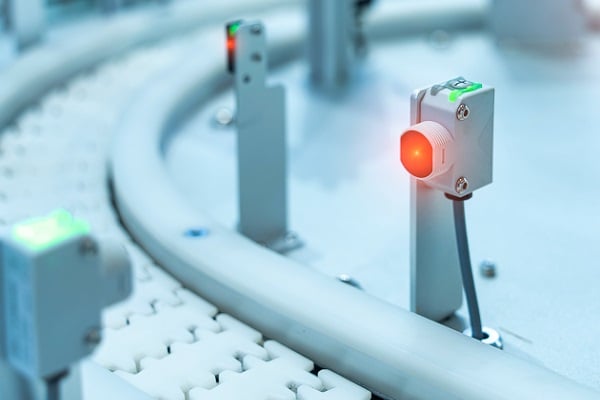  Figure 2. In this through-beam sensor, the receiver is energized in the presence of light (no object detected).