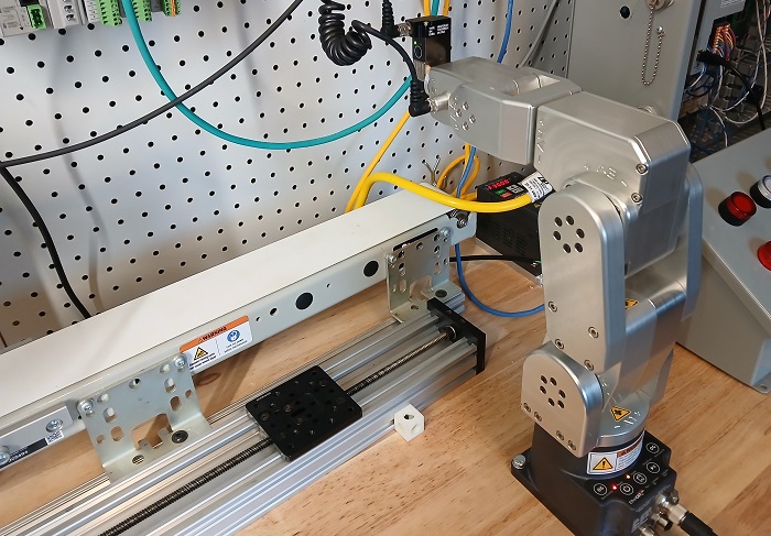  Figure 1. The Meca500 contains all the drive electronics in the base.
