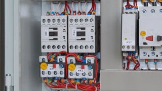 Using 2NO/2NC Contacts to Make Motor Starters More Fail‑Safe