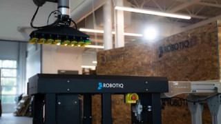 Robotiq PAL Ready cell arrives preassembled, tested, and deployment-ready for palletizing tasks.