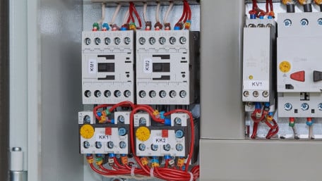 Using 2NO/2NC Contacts to Make Motor Starters More Fail‑Safe