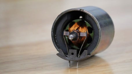 Marvel Over DC Voltage: Permanent Magnet vs. Field Wound Motors
