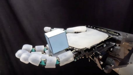 Robotic Hand Features Human-Like Grasp Without Complex Programming