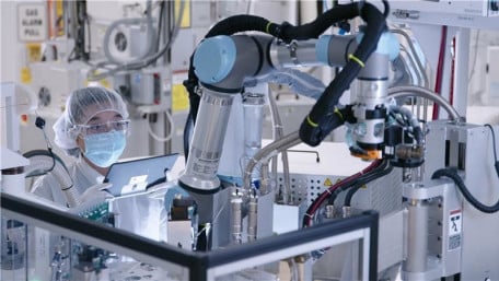 Lam Research Introduces Dextro: A Cobot for Semiconductor Manufacturing