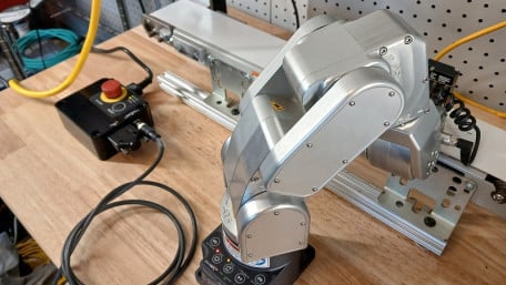 Creating and Running a Robot Program for a Meca500