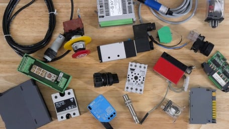 The Guide To PNP and NPN Wiring for Source and Sink Controllers